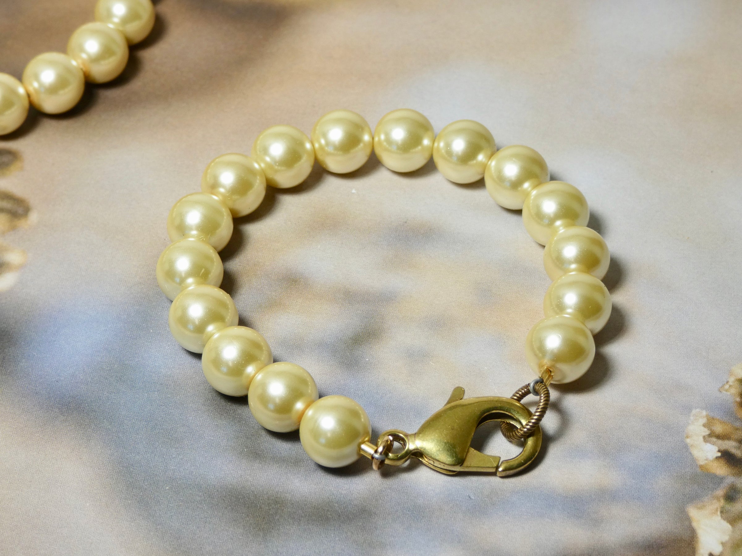 Vintage Pearl Bracelet, Beautiful Creamy Large Pearls