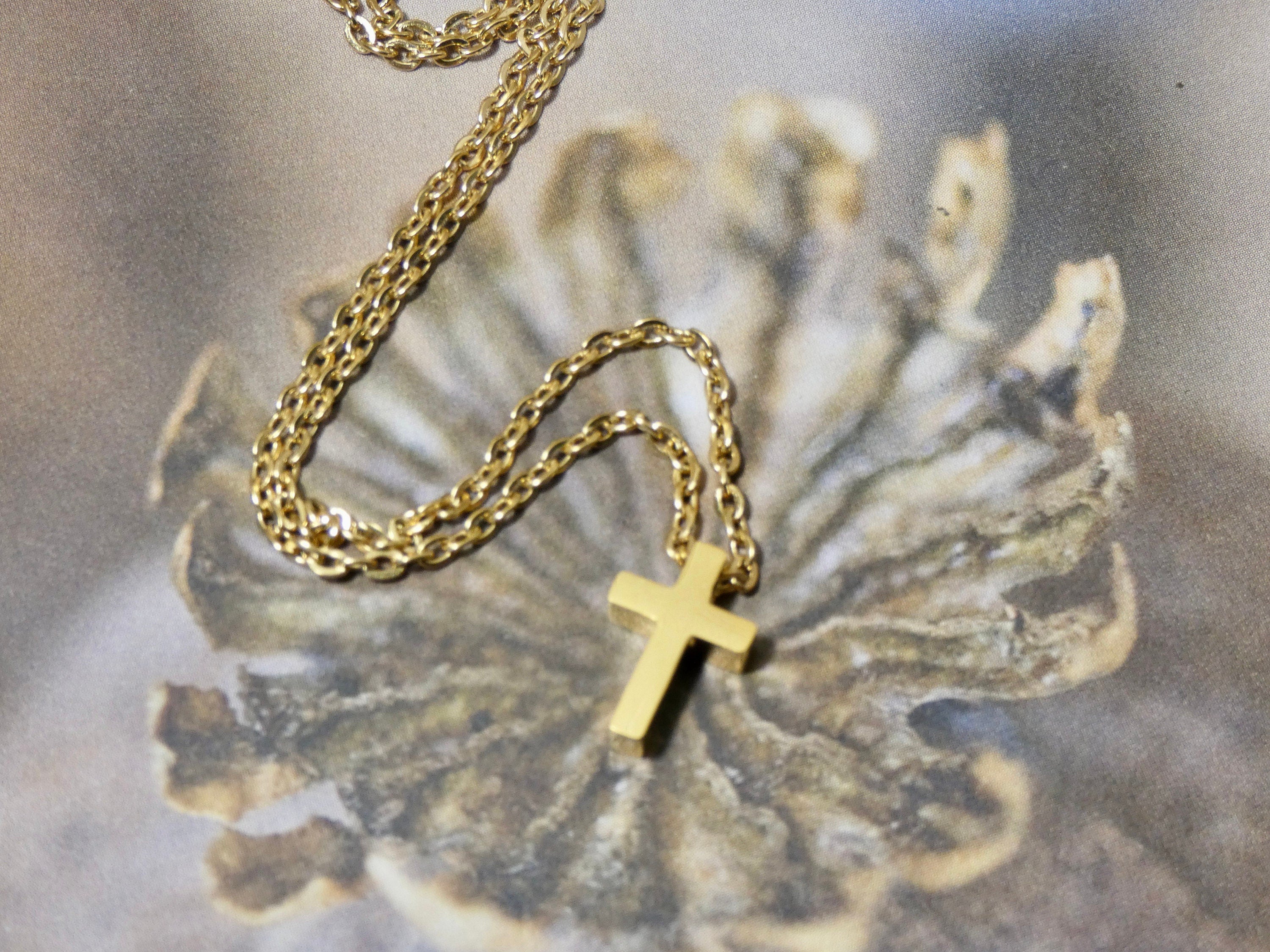 Small cross deals pendant necklace