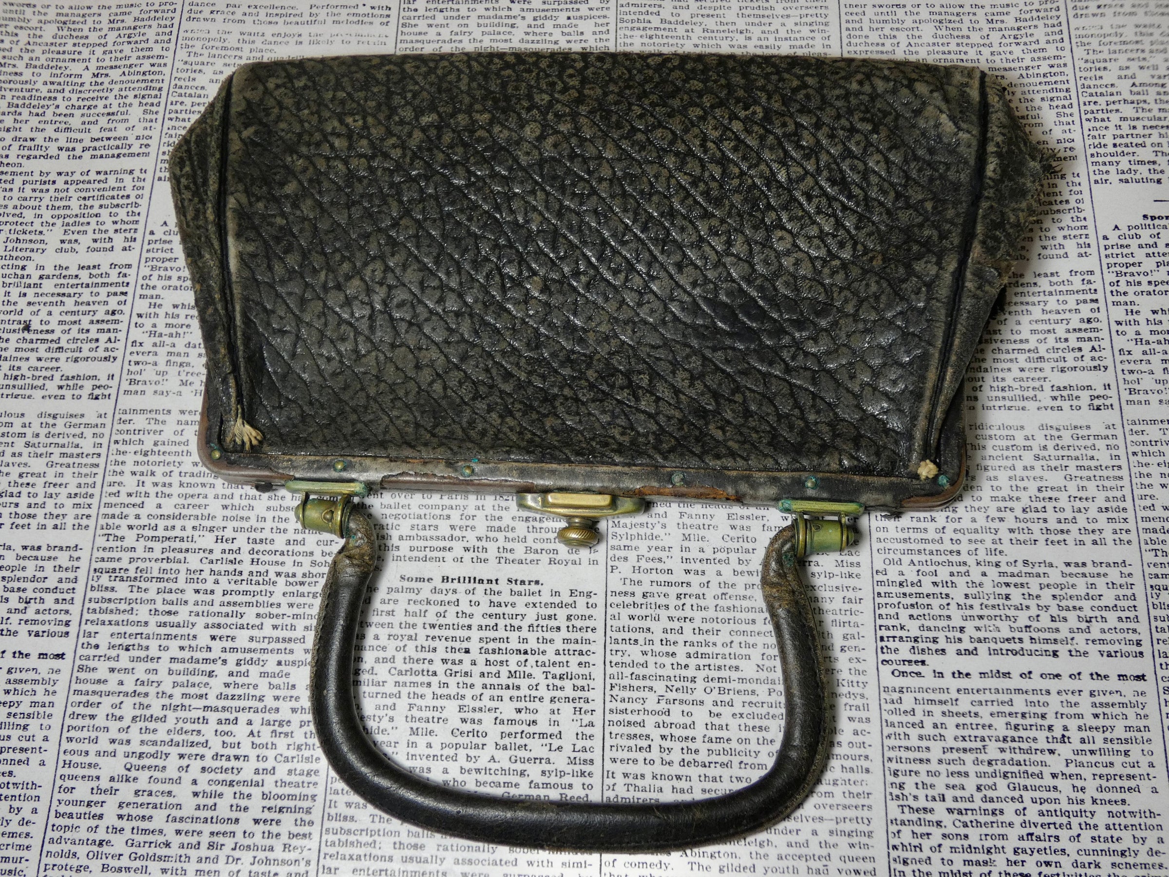 Vintage 1904 Edwardian Victorian Handbag, Brass Clasp and textured leather Purse, Hand Held Leather Handbag